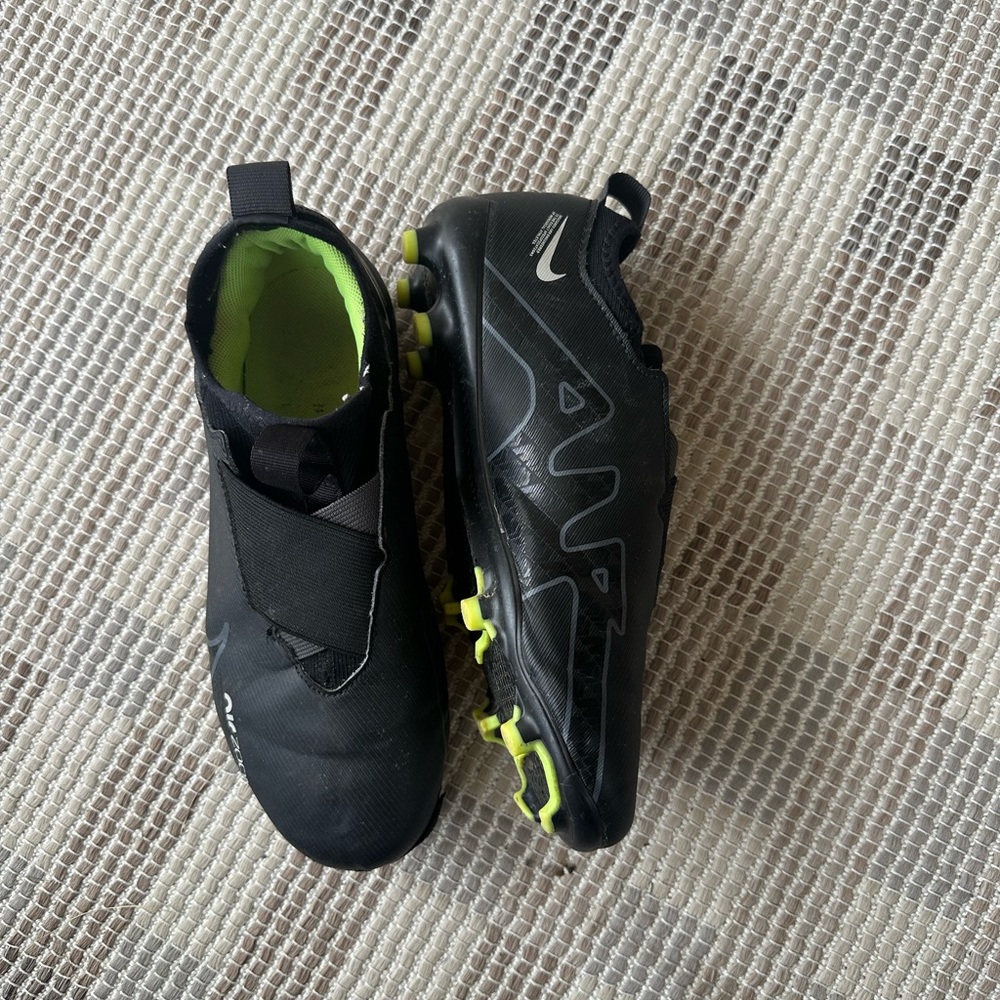 Boys Nike air zoom soccer cleats